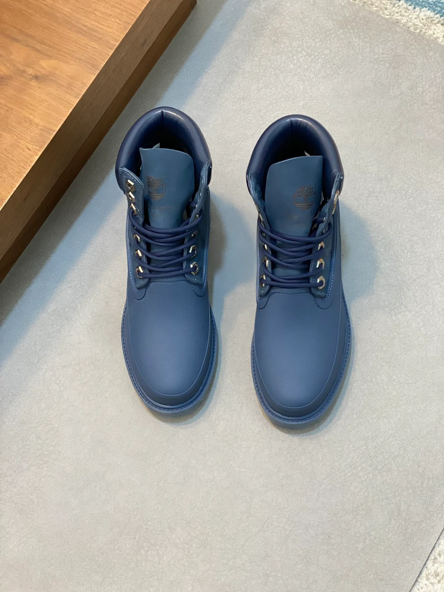Men's men's shoes💰💰760 top-notch LV x Timberland Timberland co-branded presbyopic rhubarb boots ankle boots short boots, LV x Timberland ankle boots are made of Monogram embossed waterproof nubuck cow leather, relying on the brand's exquisite craftsmanship to carefully reshape the classic Timberland 6-inch boot shape in Italy, making an eye-catching appearance with American workwear style. Created by Pharrell Williams 2025 autumn and winter menswear show. The Monogram embossed tongue, original Timberland laces and outsole are exquisite details, the leather label expresses the cooperation logo, and the delivery counter is exquisitely packaged! Math 39-44 (order 45)